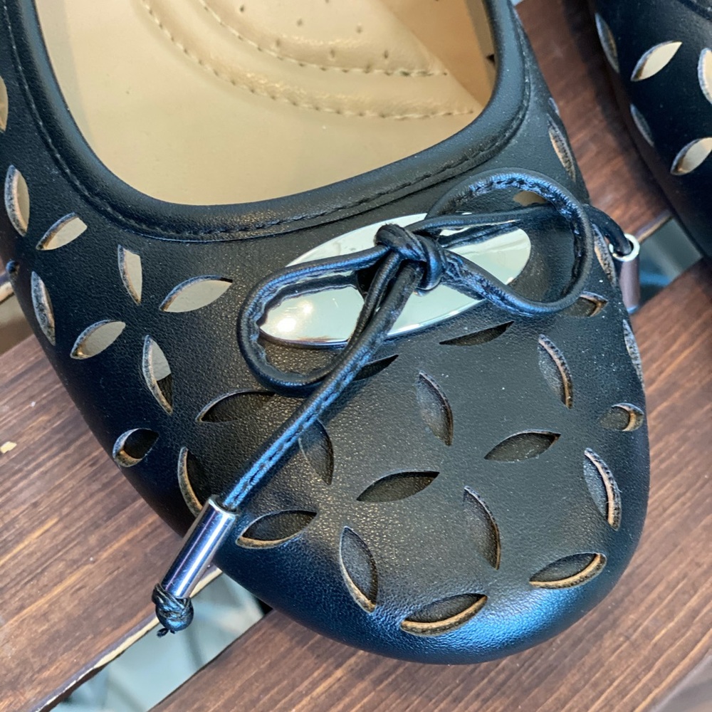 Like New! Comfortable Cloudwalker Cutout Flats - image 3